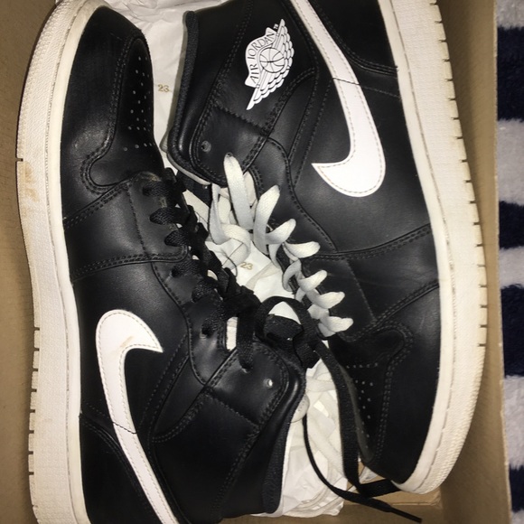 AIR JORDAN 1 MID BLACK/WHITE - Picture 1 of 2